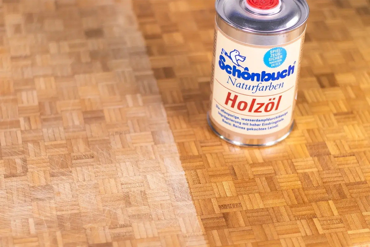 Schönbuch Holzöl auf Holzoberfläche – Vorher-Nachher-Effekt mit sichtbar betonter Maserung und warmer Holzoptik
