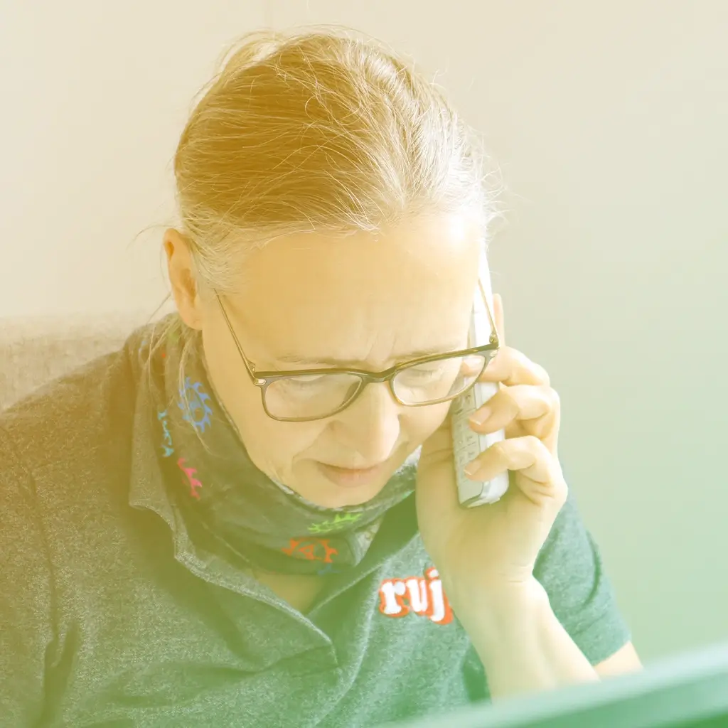 Person die im Büro mit einem Kunden telefoniert