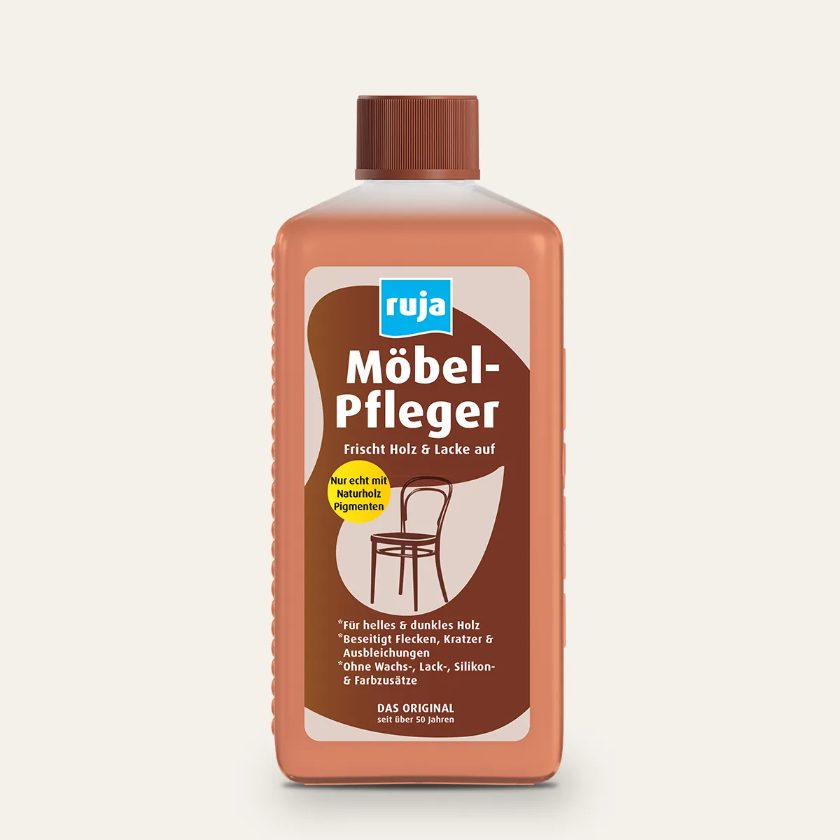 Eine 500 ml Flasche ruja Möbel-Pfleger vor einem beigefarbenen Hintergrund